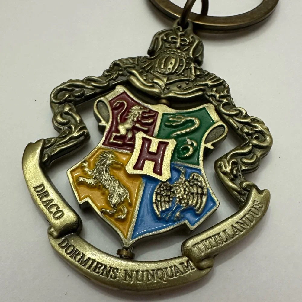 NWOT Universal Studios The Wizarding World of Harry Potter Crest Keychain